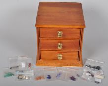 A good collection of assorted loose gem stones to include lapis lazuli, amethyst, perdot, citrine,