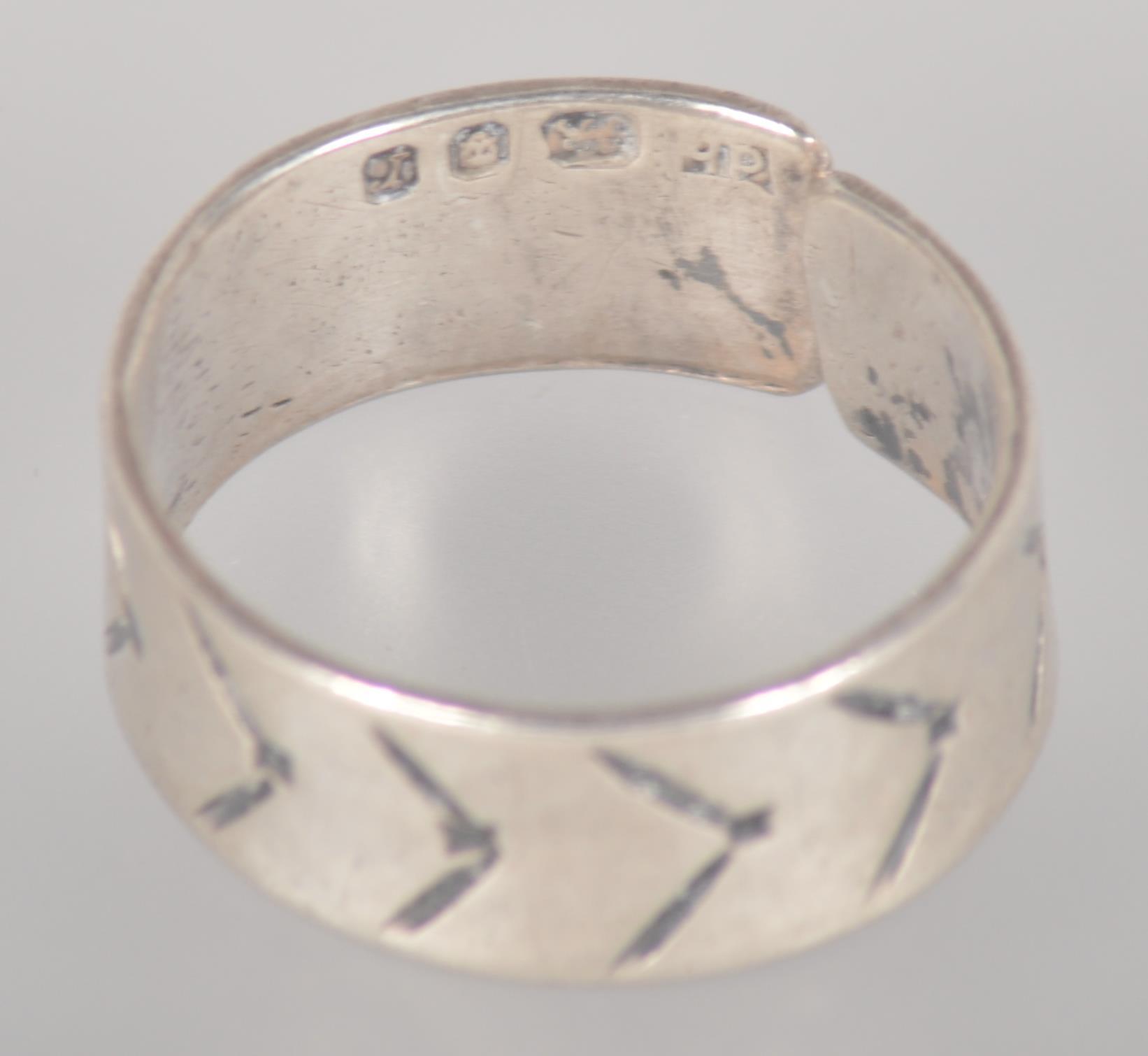 A collection of five rings of variable designs. - Image 6 of 6