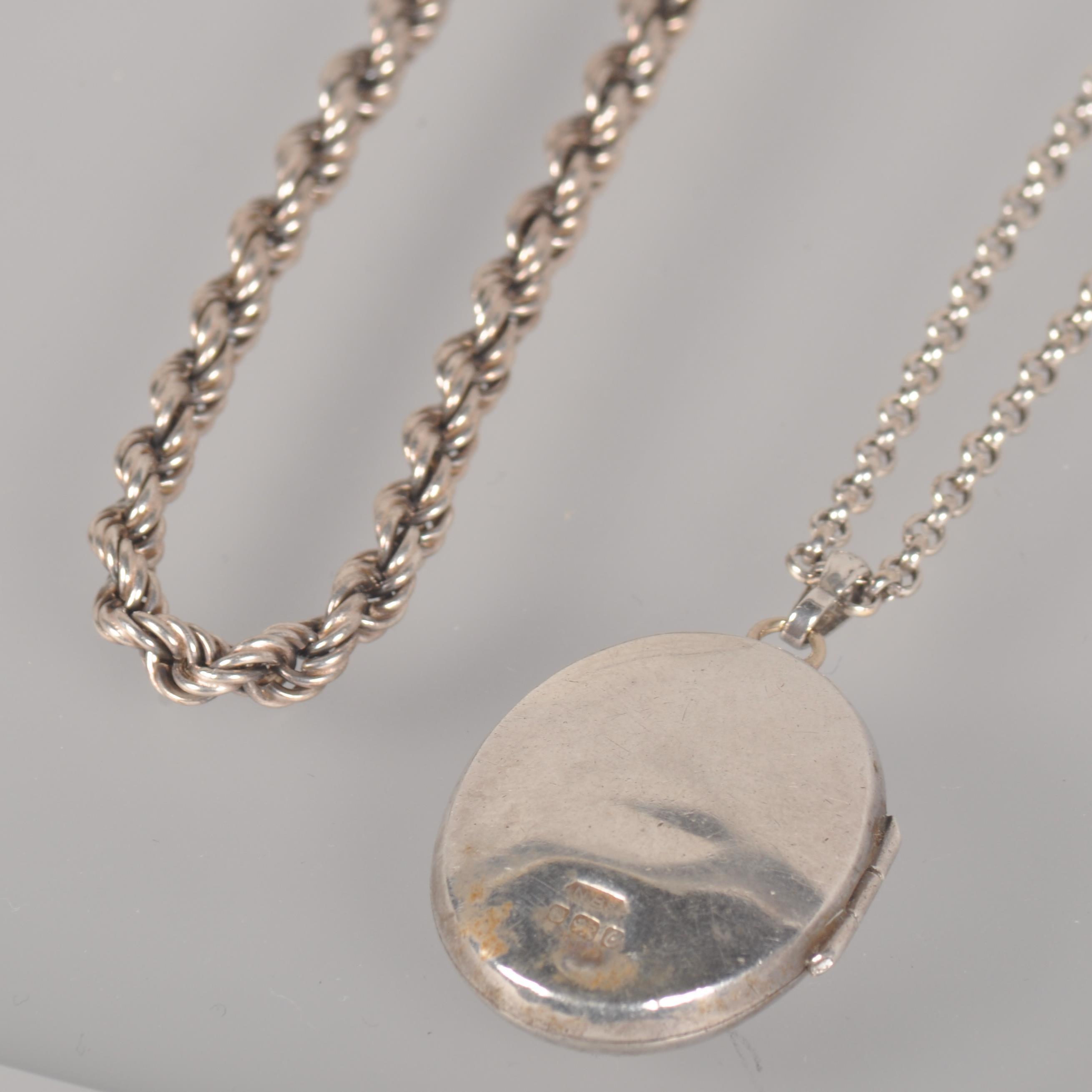A collection of jewellery to include: Three oval shaped silver lockets with chains; - Image 3 of 4