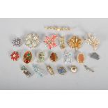 A collection of 18 vintage jewellery brooches, including examples mounted with pearls, turquoise,