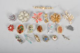 A collection of 18 vintage jewellery brooches, including examples mounted with pearls, turquoise,