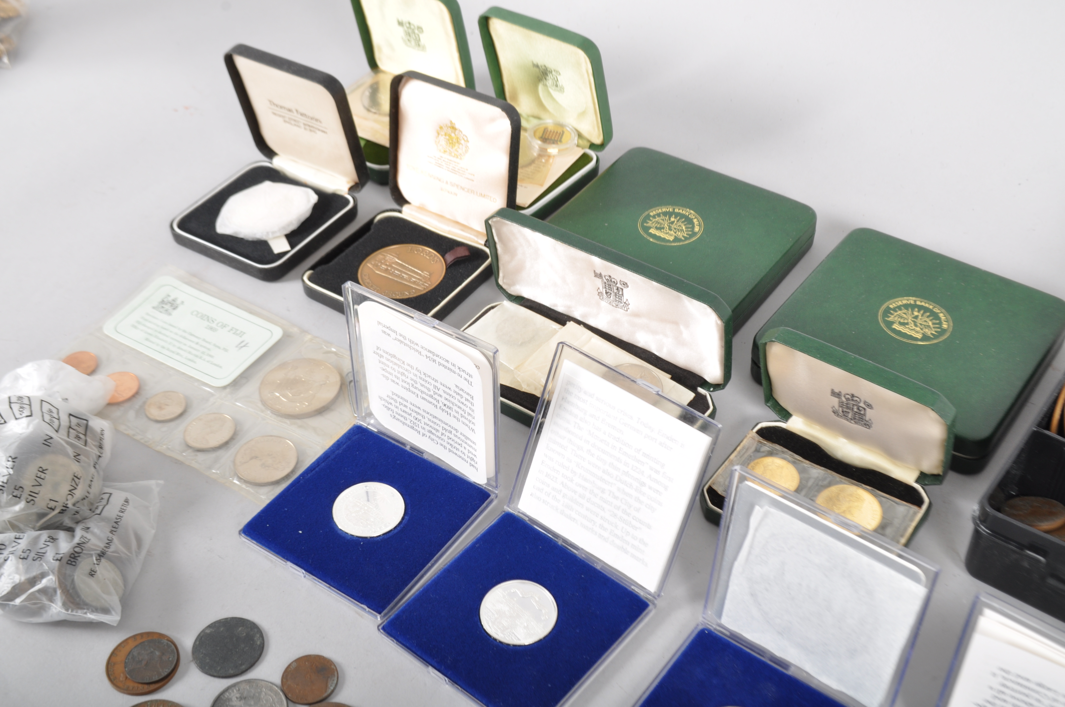 A collection of proof coin sets and other coins including Malawi first coinage 1964, Zambia, - Bild 2 aus 2