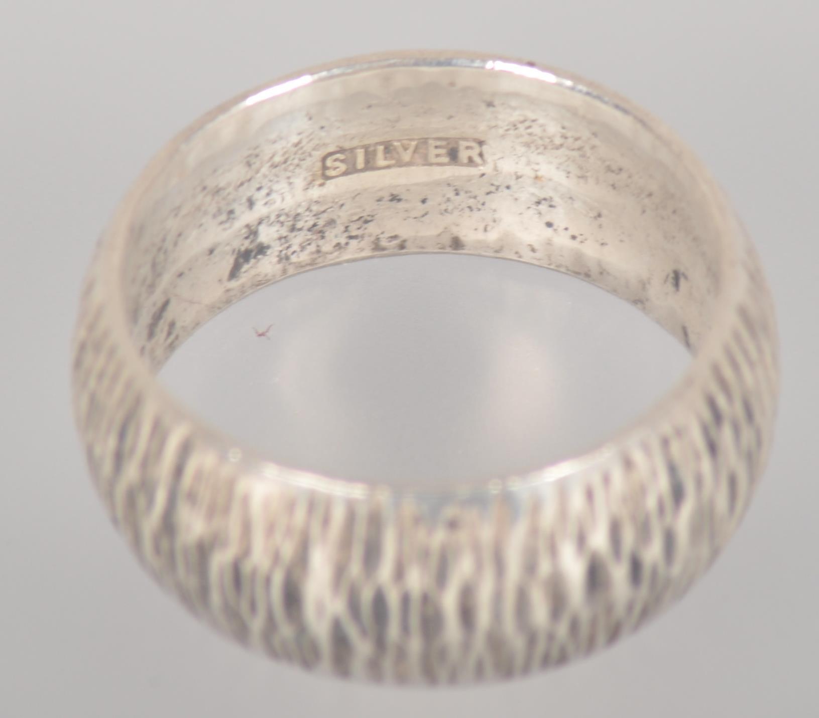 A collection of five rings of variable designs. - Image 5 of 6