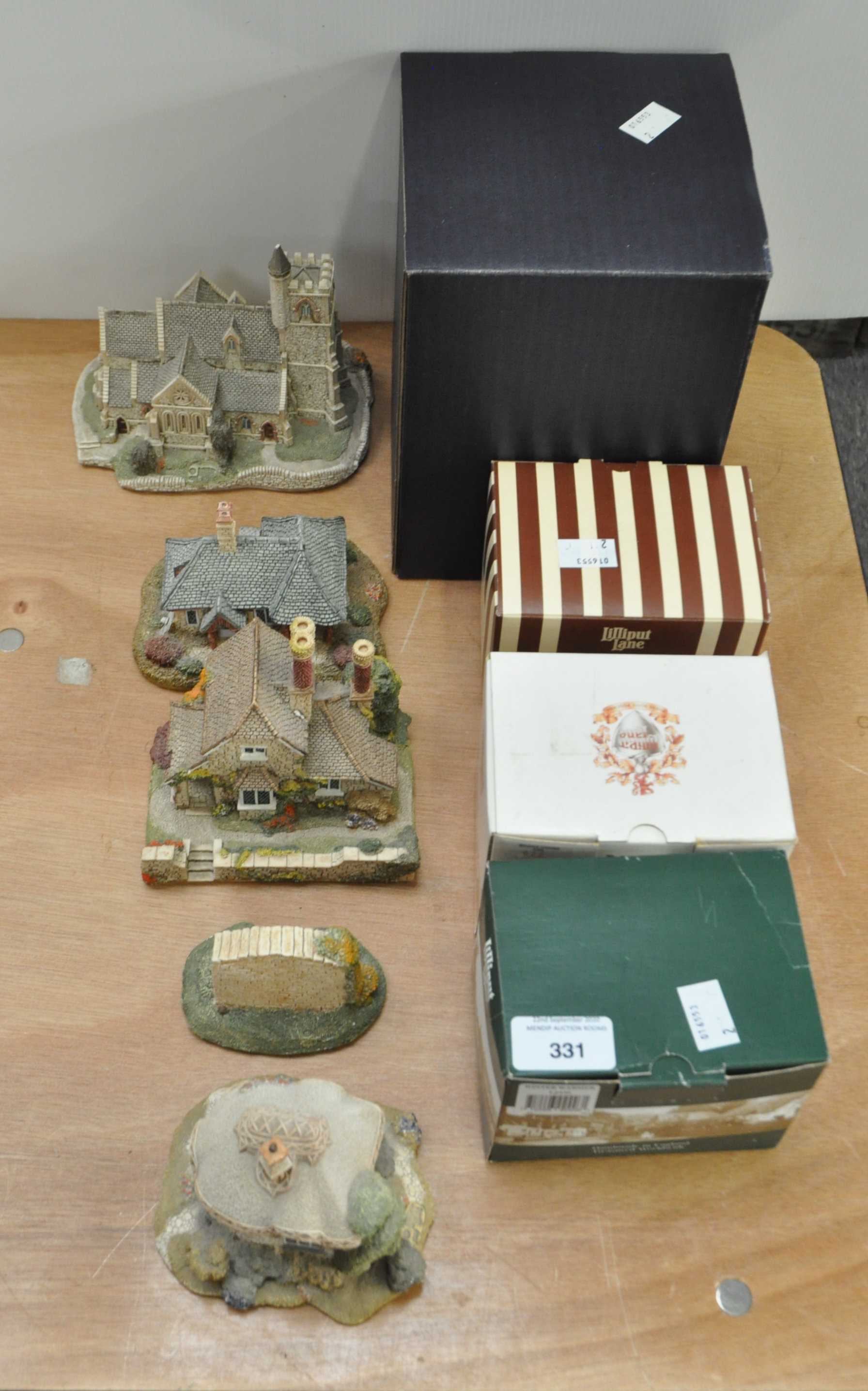 A collection of Lilliput Lane cottages, some boxed,
