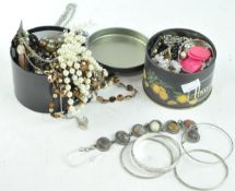 A quantity of costume jewellery