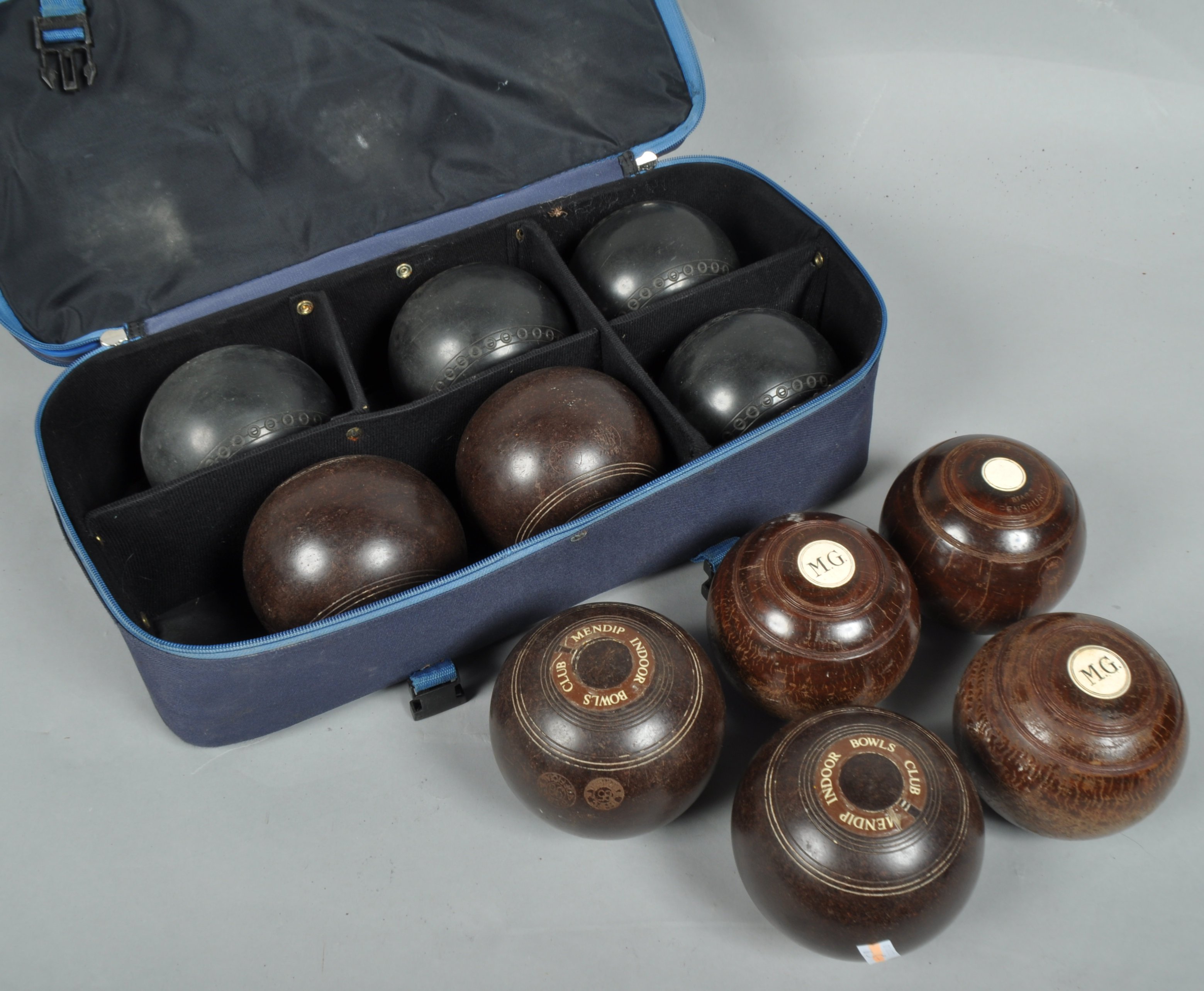 Eleven assorted bowling balls in a carry bag - Image 4 of 4