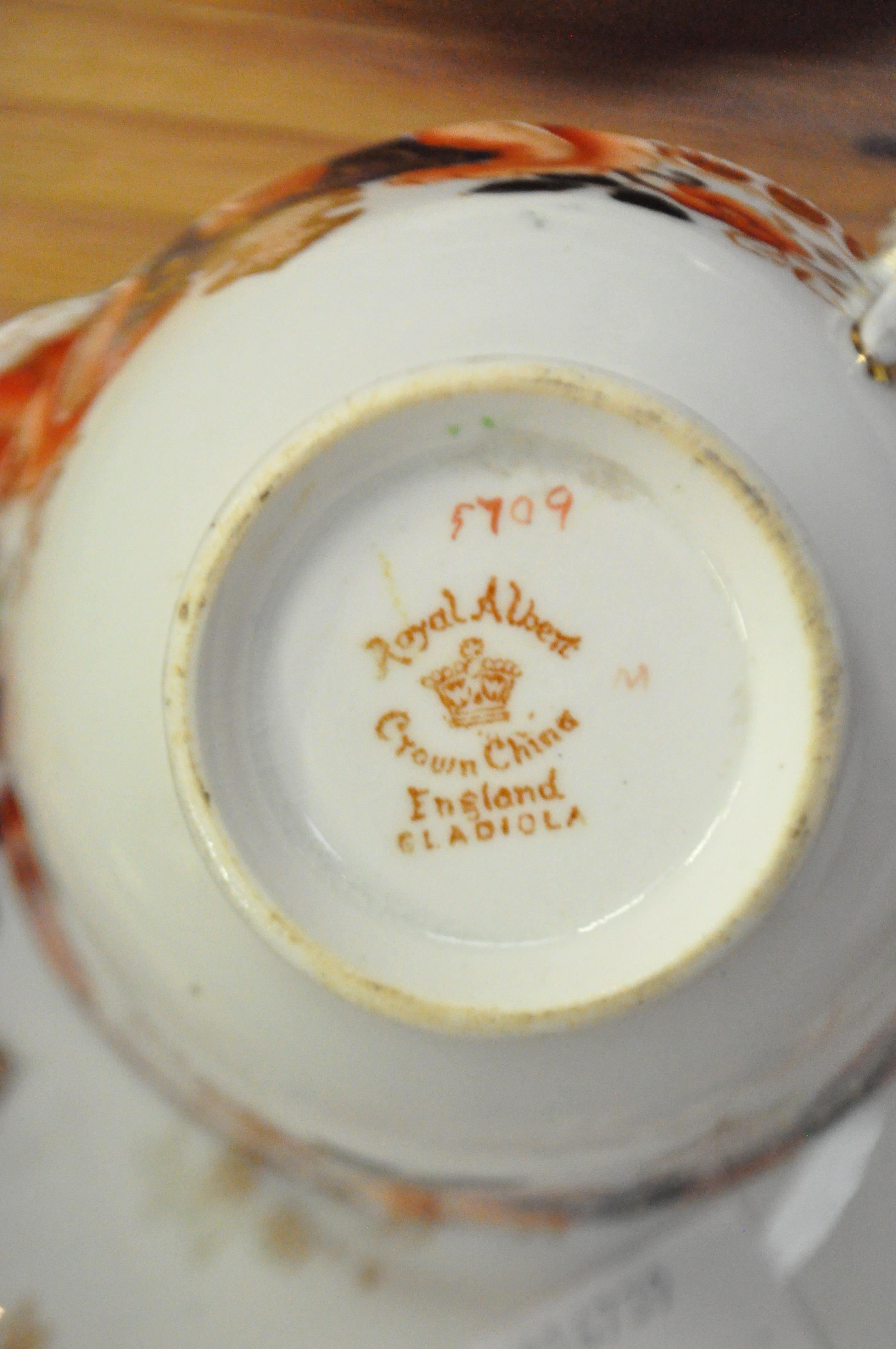 A Wedgwood 'Chinese Tigers' plate along with Royal Albert and Chinese lidded vases - Image 2 of 5