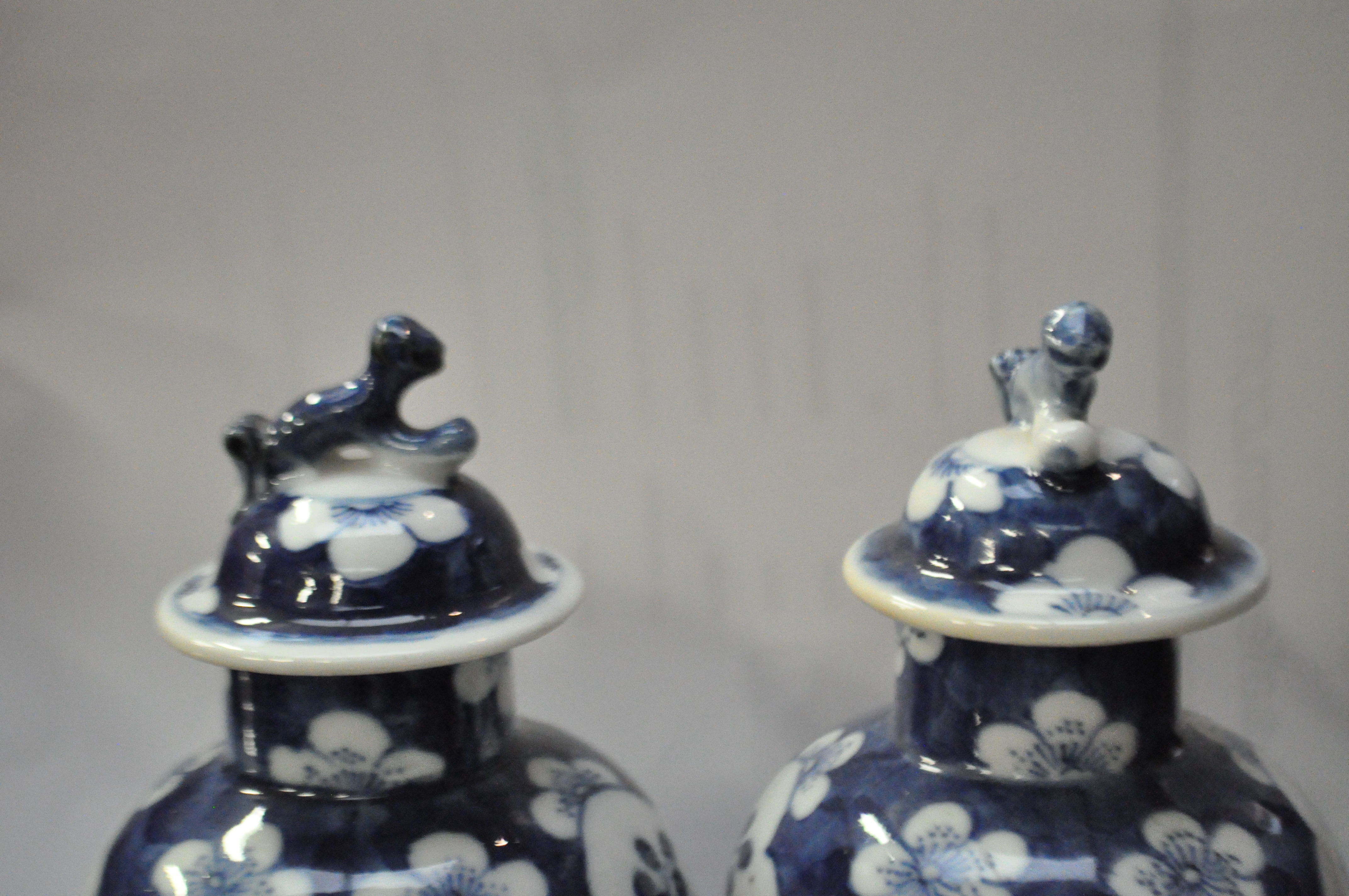 A Wedgwood 'Chinese Tigers' plate along with Royal Albert and Chinese lidded vases - Image 4 of 5