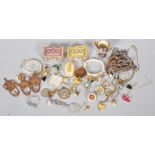 A quantity of costume jewellery