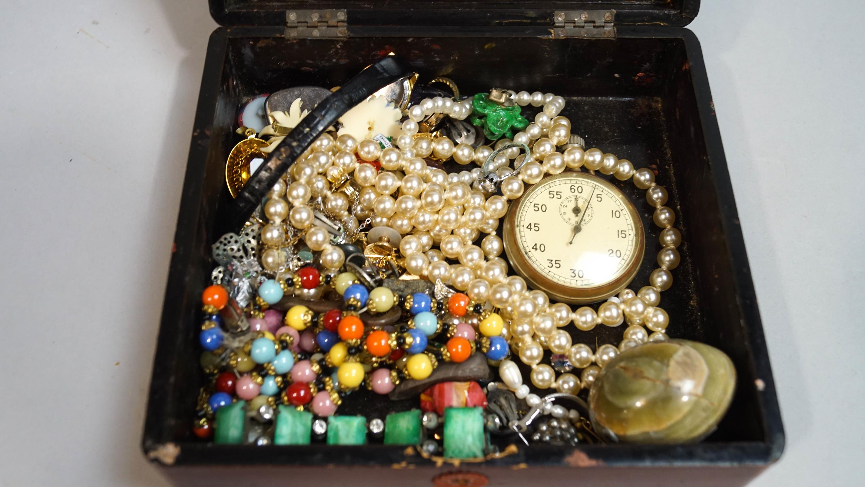 A quantity of costume jewellery