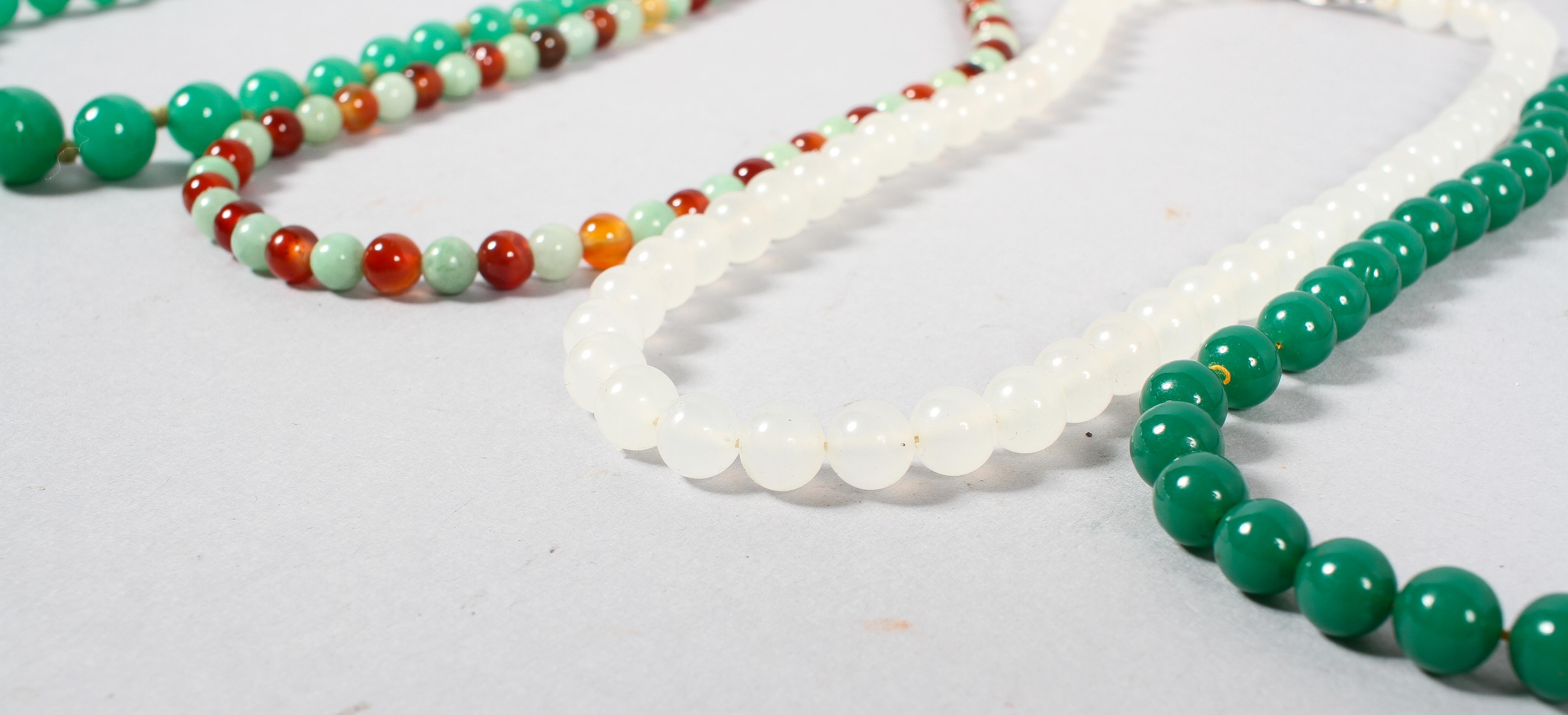 A collection of four beaded necklaces of variable designs together with an unstrung beaded necklace. - Image 2 of 4