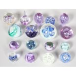 A collection of modern Studio Art glass paperweights, comprising : seventeen assorted weights,