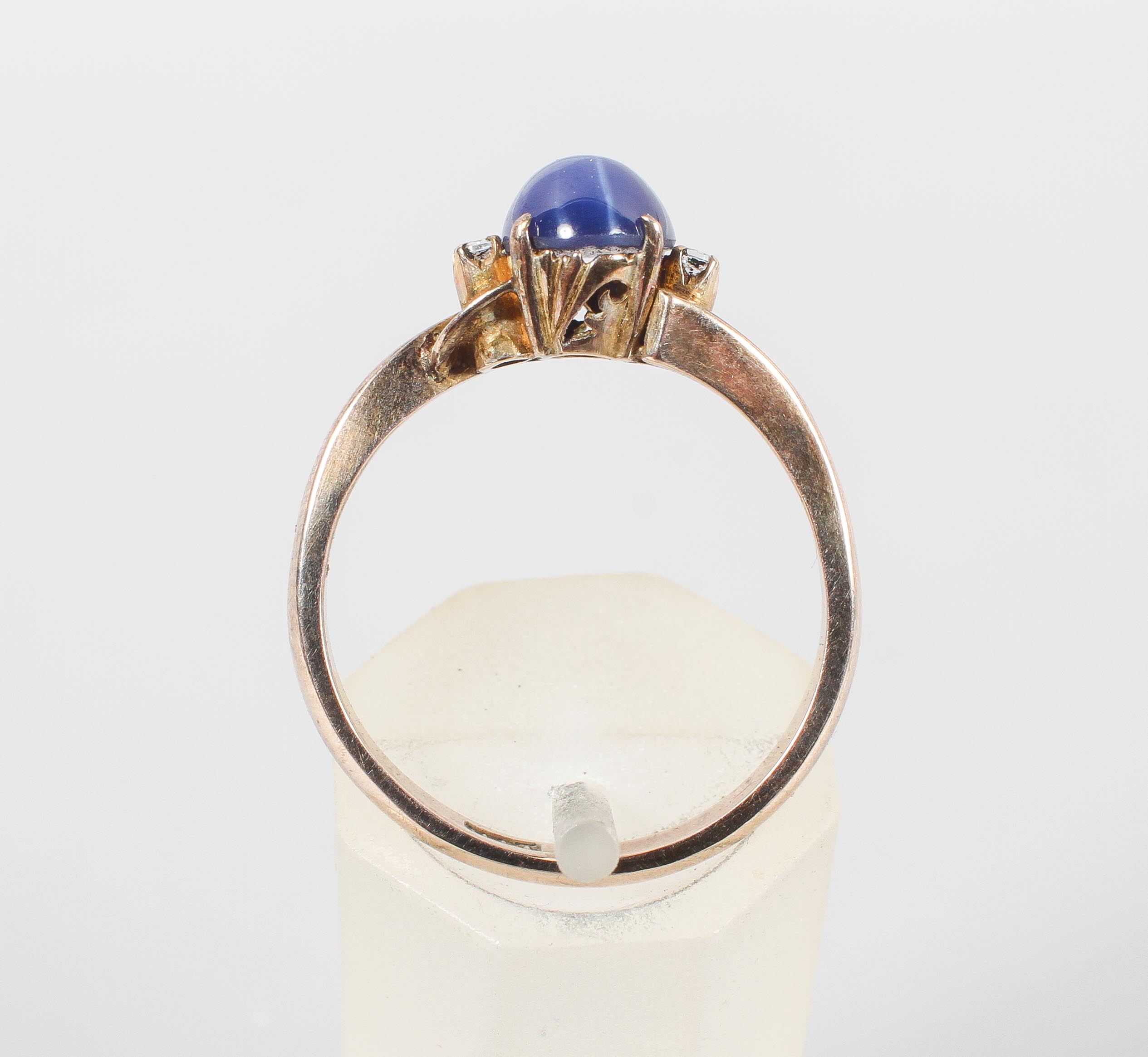 A white metal three stone ring. - Image 2 of 3