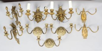 Four pairs of brass wall lights, 20th century, comprising : a pair with acanthus cast wall plates,