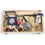 A boxed of mixed coins and jewellery to include brooches,