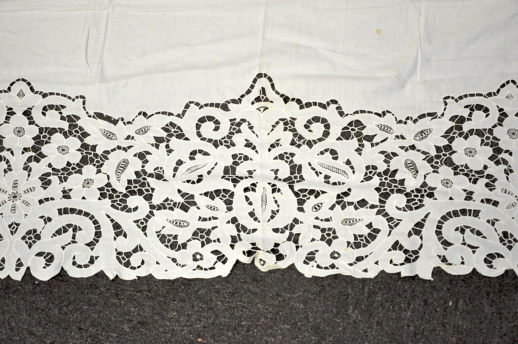 Two pieces of Broider ie Anglaise H 100cm, - Image 2 of 2