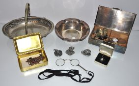 A collection of costume jewellery,