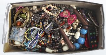 A mixed lot of costume jewellery to include necklets