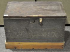 A pine tool chest H 37cm W 60cm D 39cm