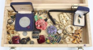 A boxed of mixed coins and jewellery to include brooches,