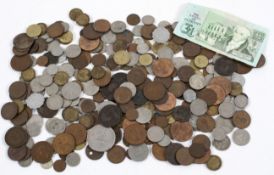 A group of assorted coinage and a Guernsey £1 note