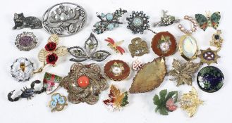 A collection of costume jewellery and brooches