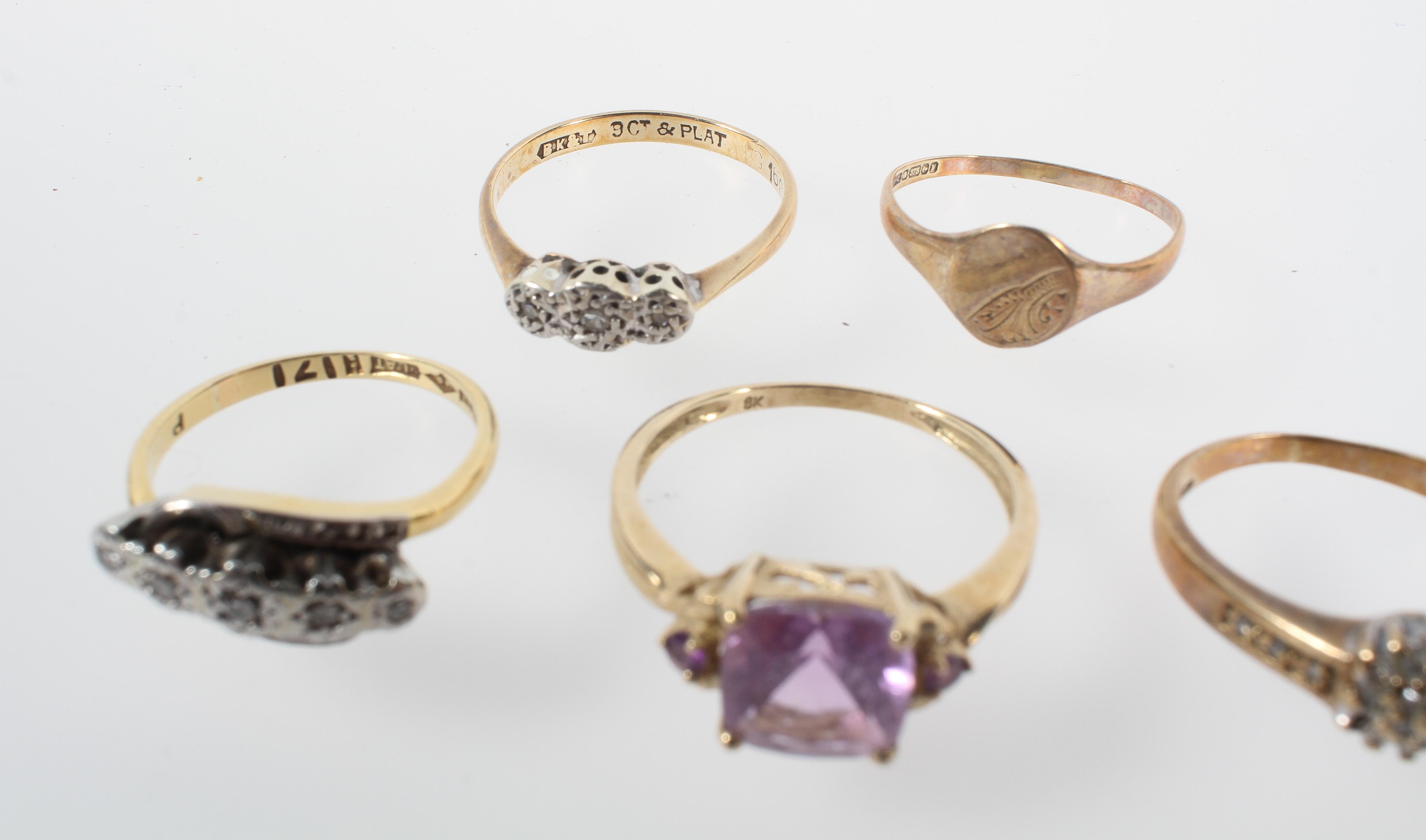 A collection of rings to include: A 18ct/plat five stone crossover diamond ring, - Image 2 of 3