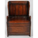 An 18th century style oak settle, of small proportions,