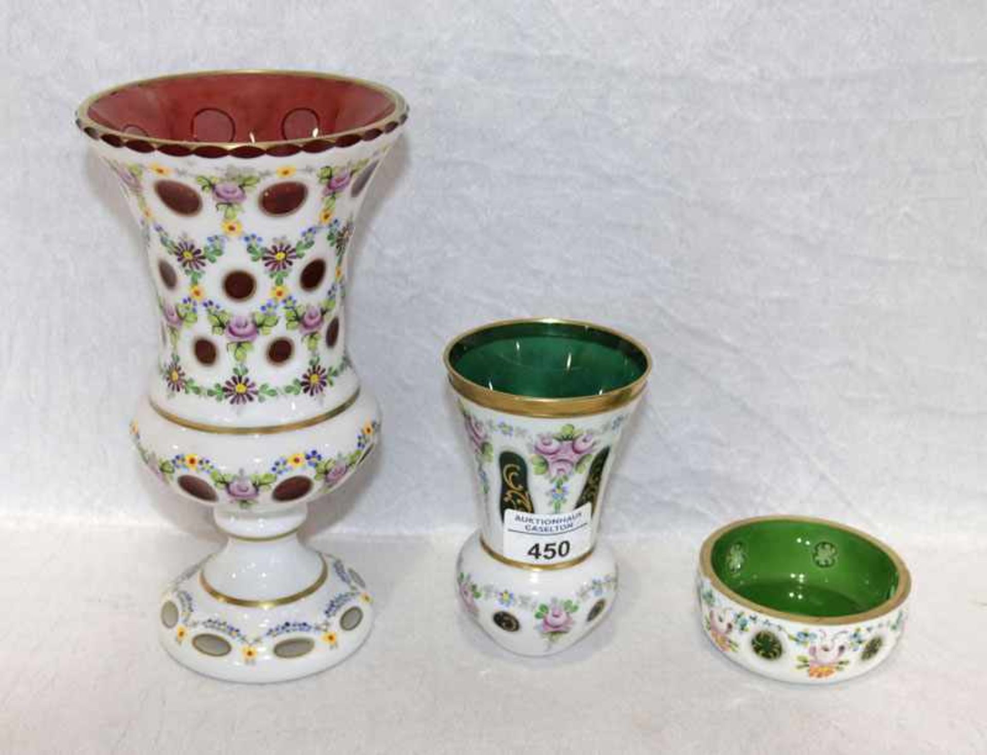Glas-Konvolut: rote Pokalvase, H 23 cm, grüne Vase, H 13 cm, und grüne Schale, H 3,5 cm, D 9 cm,
