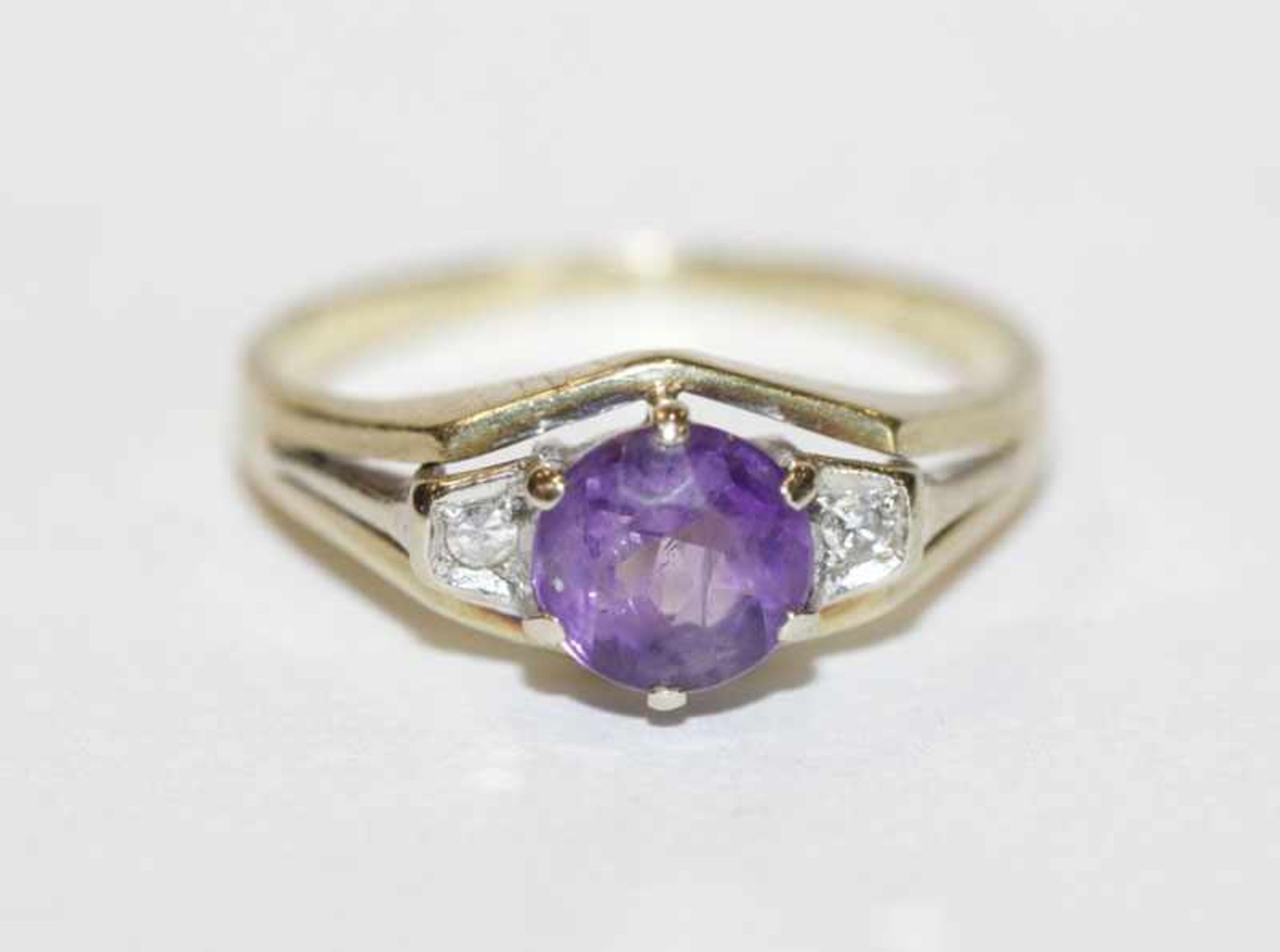 14 k Gelbgold Ring mit Amethyst und 2 Diamanten, 2,9 gr., Gr. 55