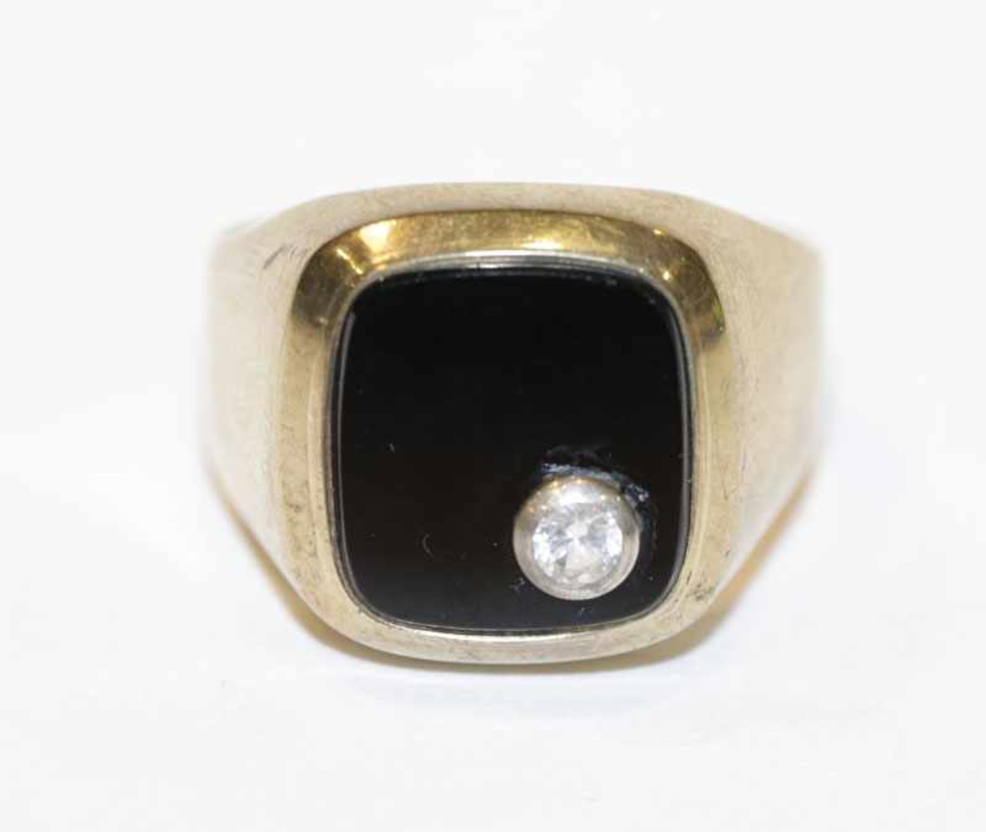 8 k Gelbgold Herrenring mit Onyx und kleinem Diamant, 5,8 gr., Gr. 63