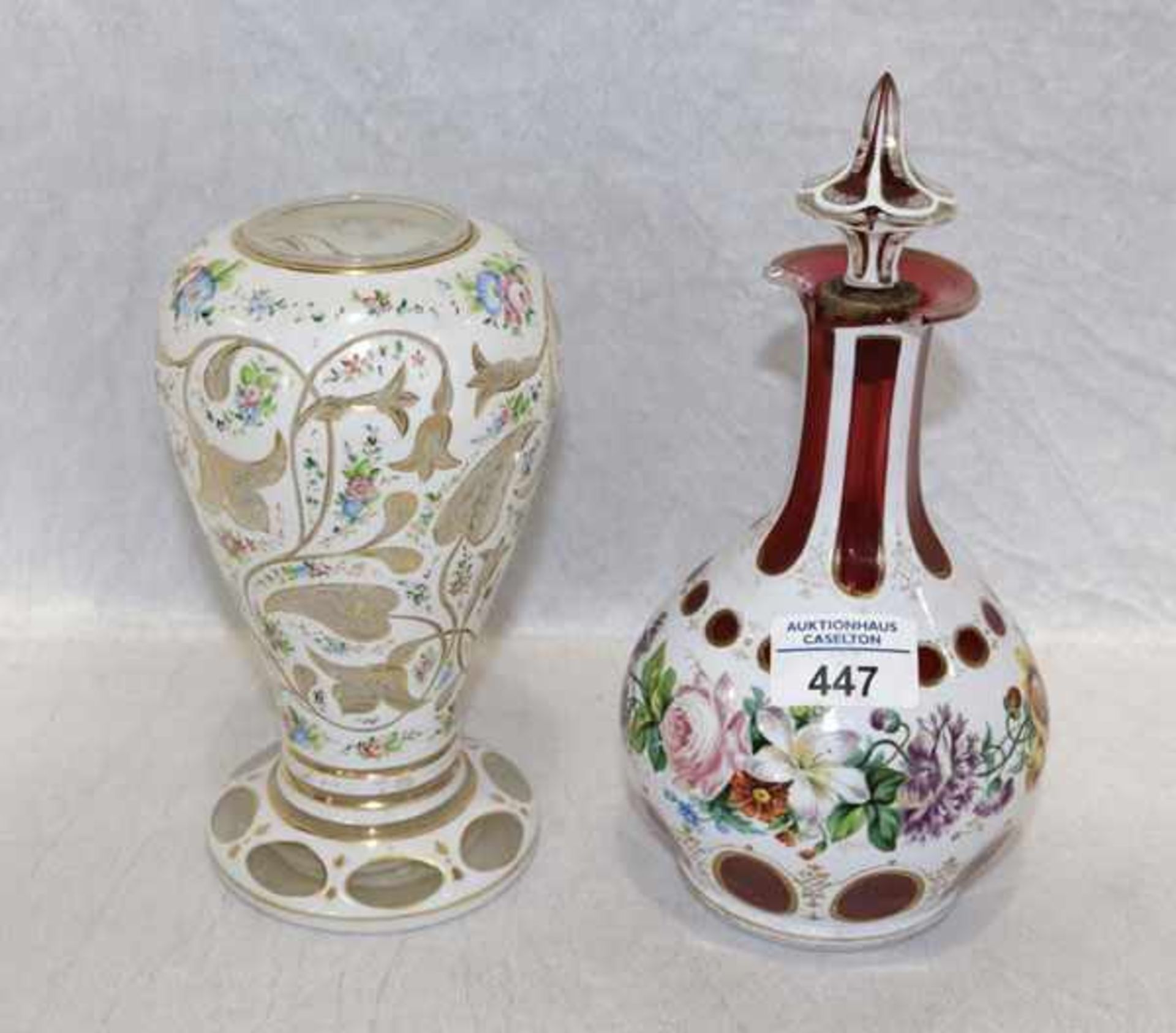 Böhmische Glasvase mit weißem Überfang und Blumenmalerei, H 19 cm, und böhmische Glaskaraffe, rot