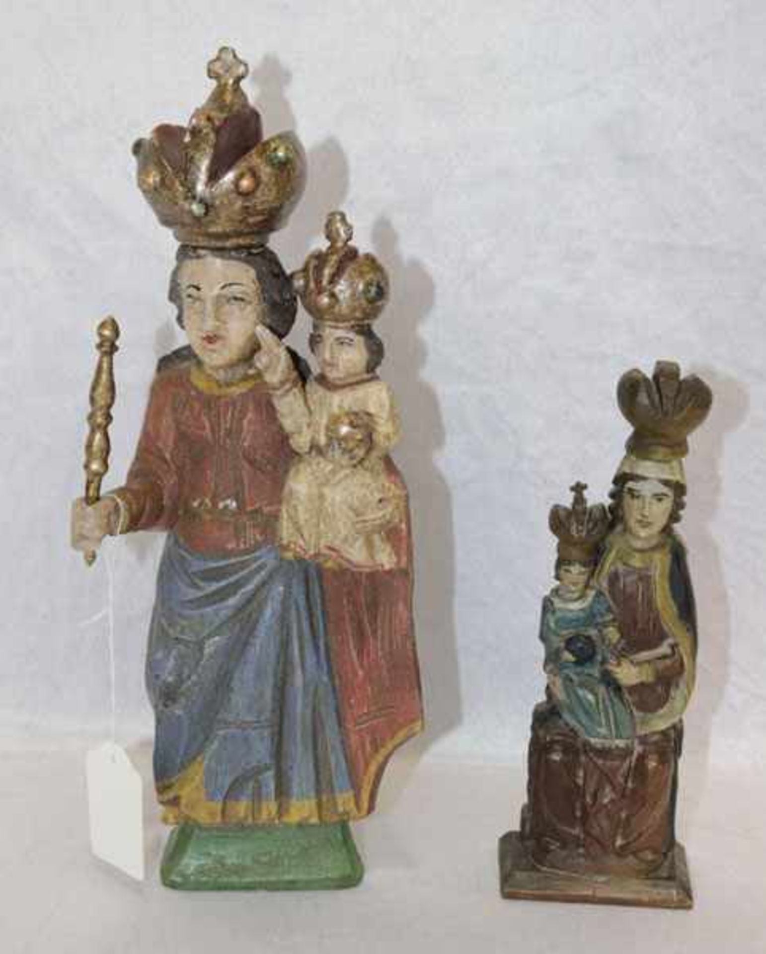 2 böhmische Holzfiguren 'Maria mit Kind', farbig gefaßt, H 20/30 cm, Altersspuren