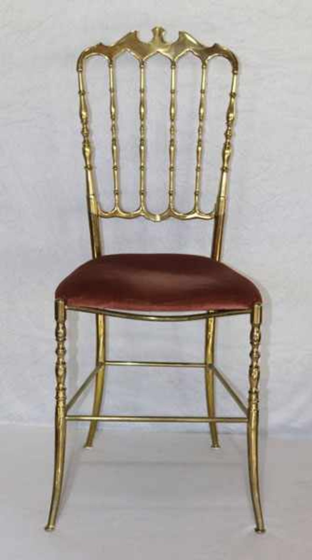 Messing Stuhl auf geschwungenen Beinen, Sitz gepolstert und rosefarben bezogen, H 93 cm, B 38 cm,