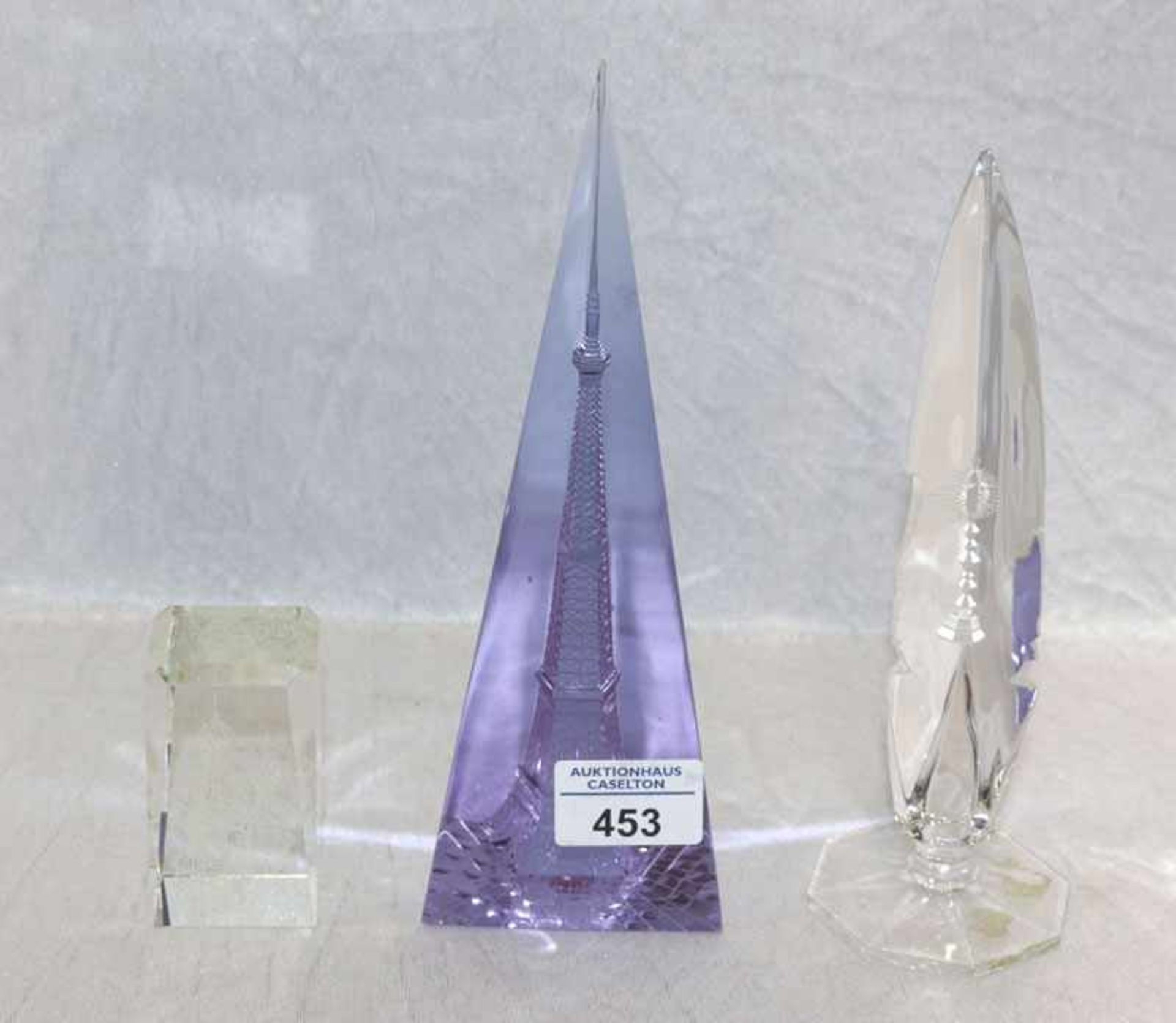 3 Glas-Objekte mit Schliffdekor, Eiffelturm, russische Türme und religiöse Darstellungen, H 7,5/22,5