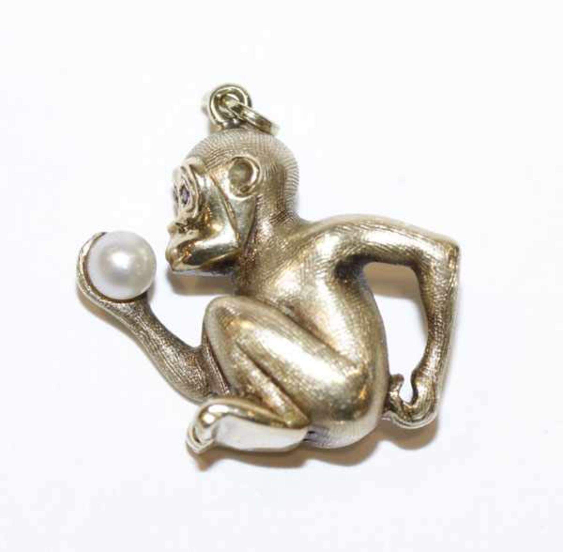 14 k Gelbgold Anhänger in Form eines Affens mit Rubinaugen und einer Perle in der Hand, 8,3 gr., H 2