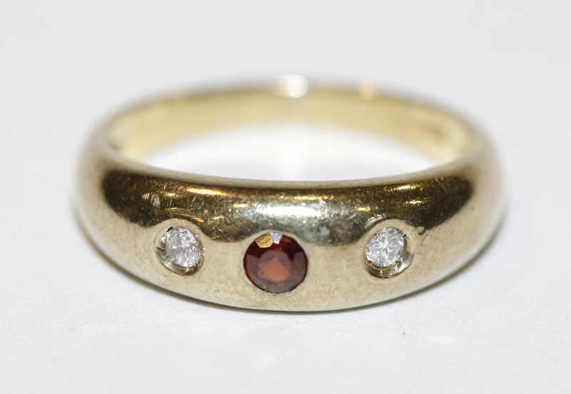 8 k Gelbgold Ring mit 2 Diamanten und Rubin, 2,7 gr., Gr. 52