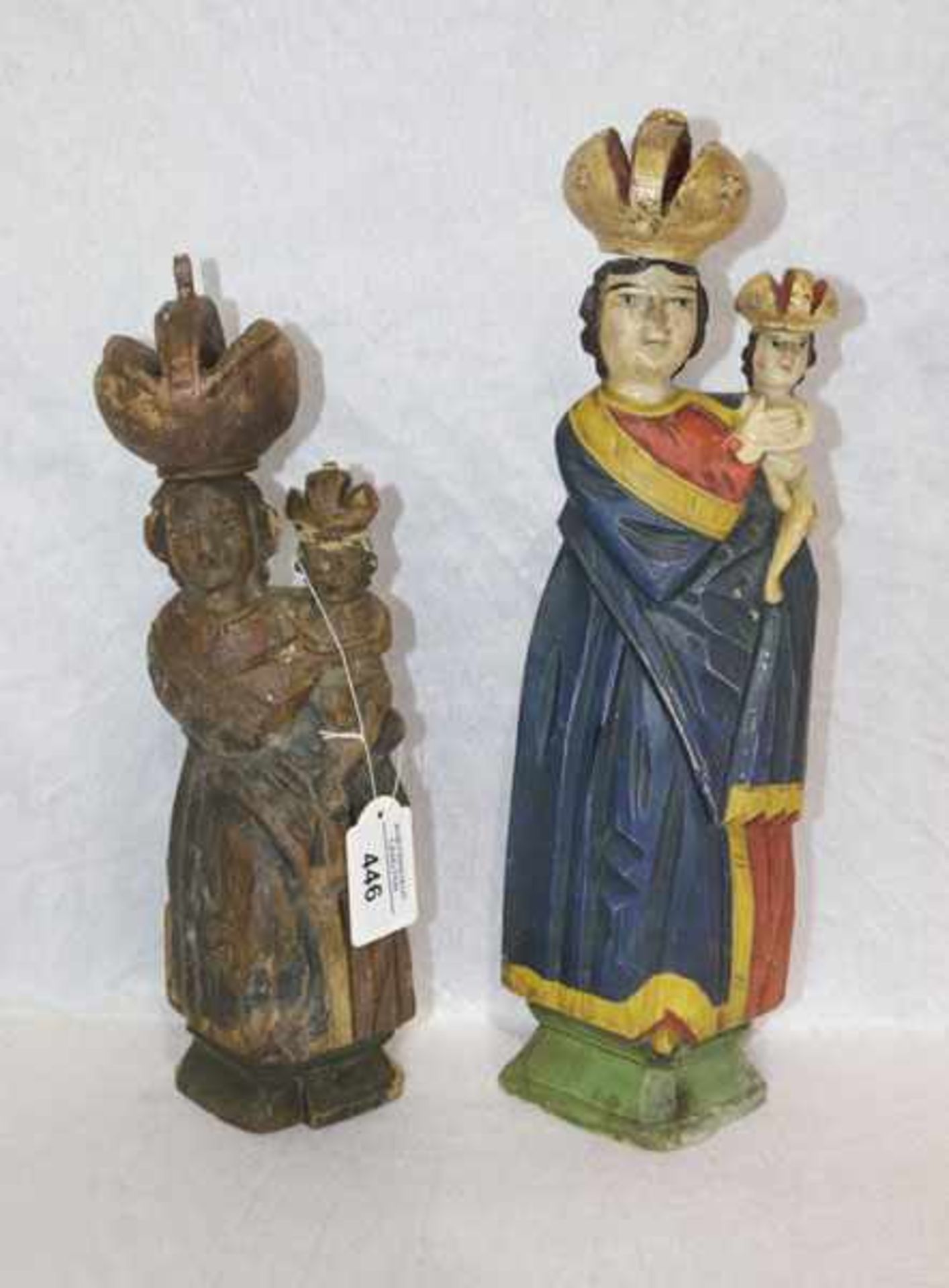 2 böhmische Holzfiguren 'Maria mit Kind', eine farbig bemalt, H 35 cm, eine mit Restbemalung, H 29