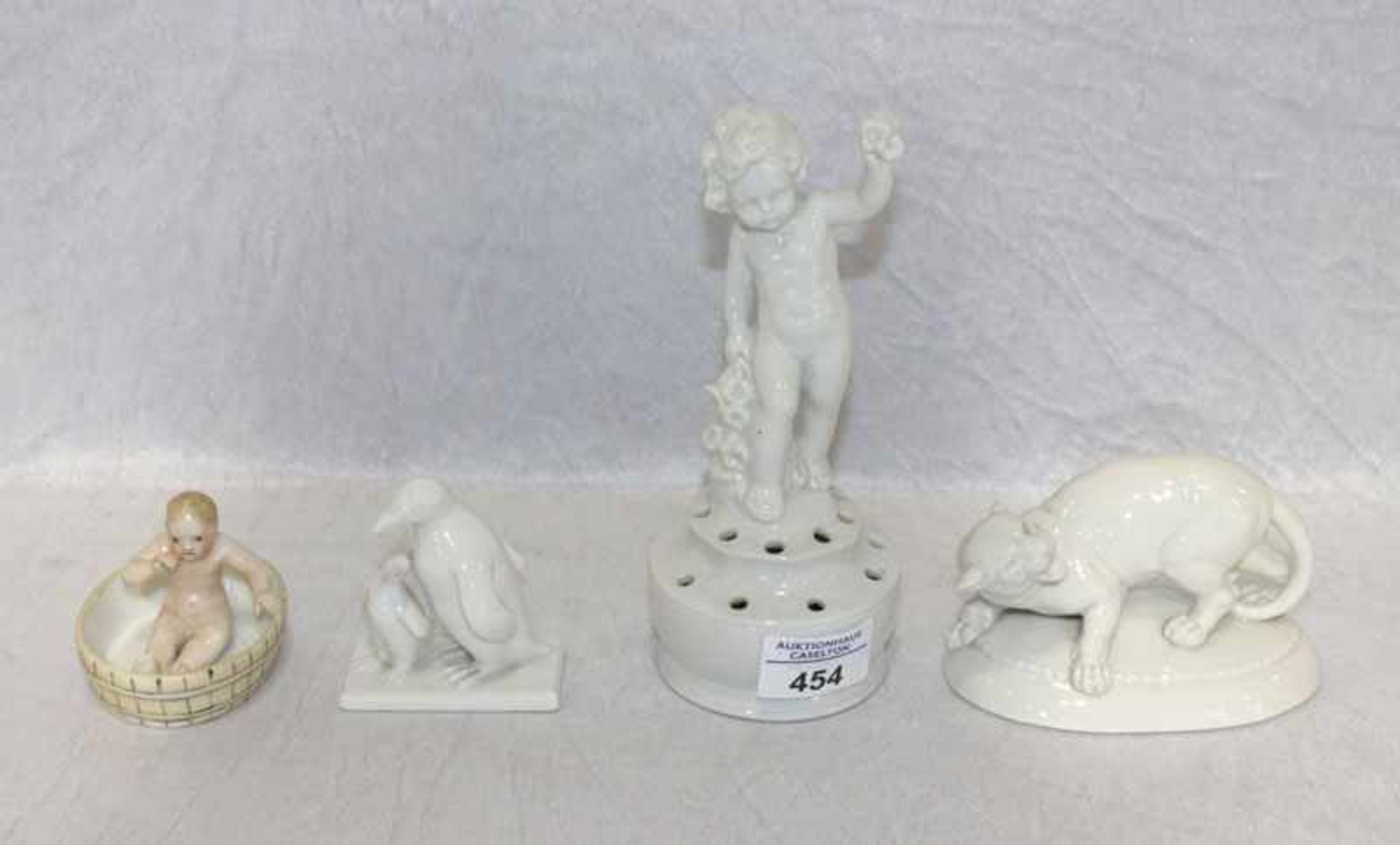 Porzellan-Konvolut: Steckvase mit plastischem Putto, H 19 cm, 2 Tierfiguren, Pinguine, H 7,5 cm, und