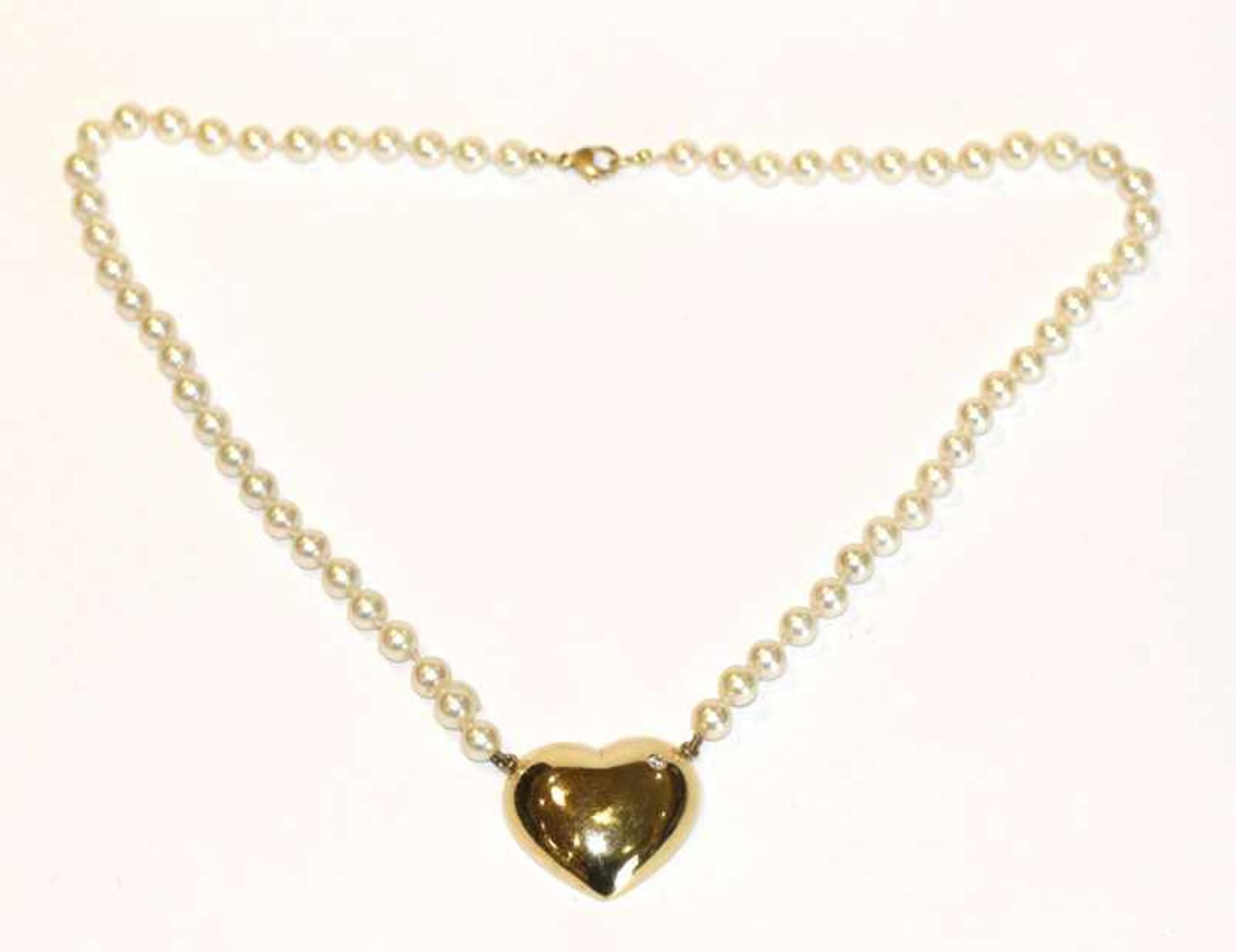 Perlen-Collierkette mit 18 k Gelbgold Herz, besetzt mit einem Diamant, L 42 cm