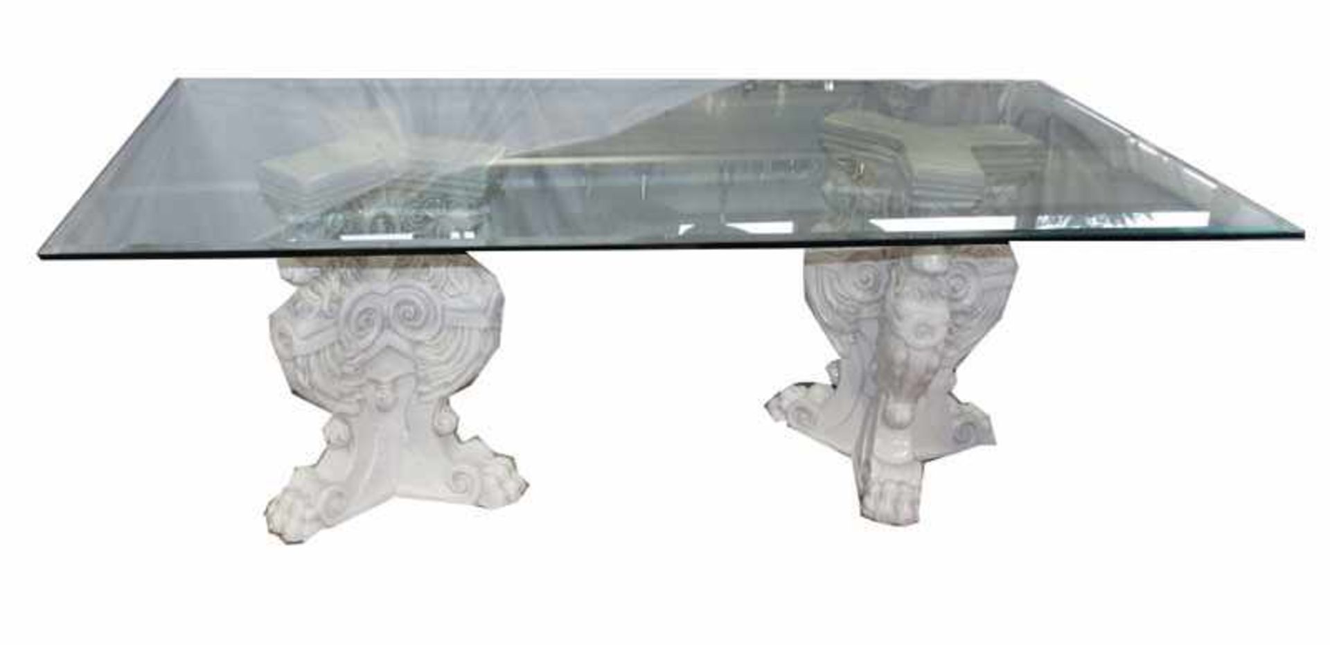 Tisch, 2 Keramiksäulen mit reliefiertem Löwendekdor, weiß glasiert, und Glasplatte mit