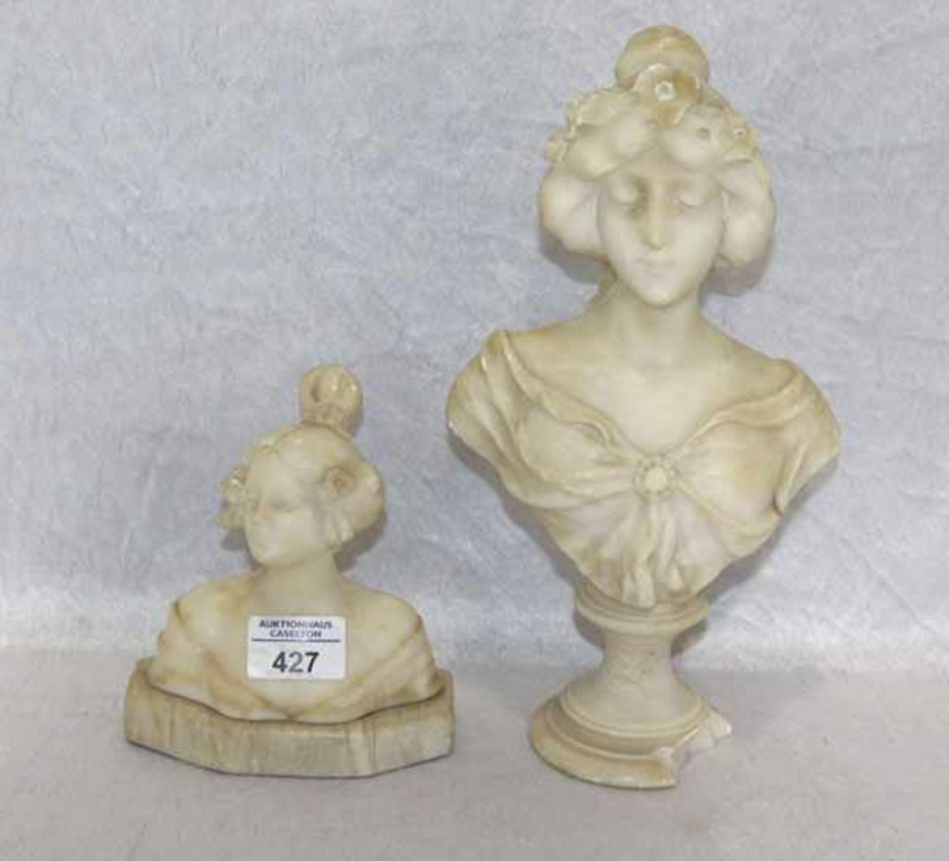 2 Alabaster Damen-Büsten, teils bestossen, ein Sockel beschädigt, H 16/29 cm