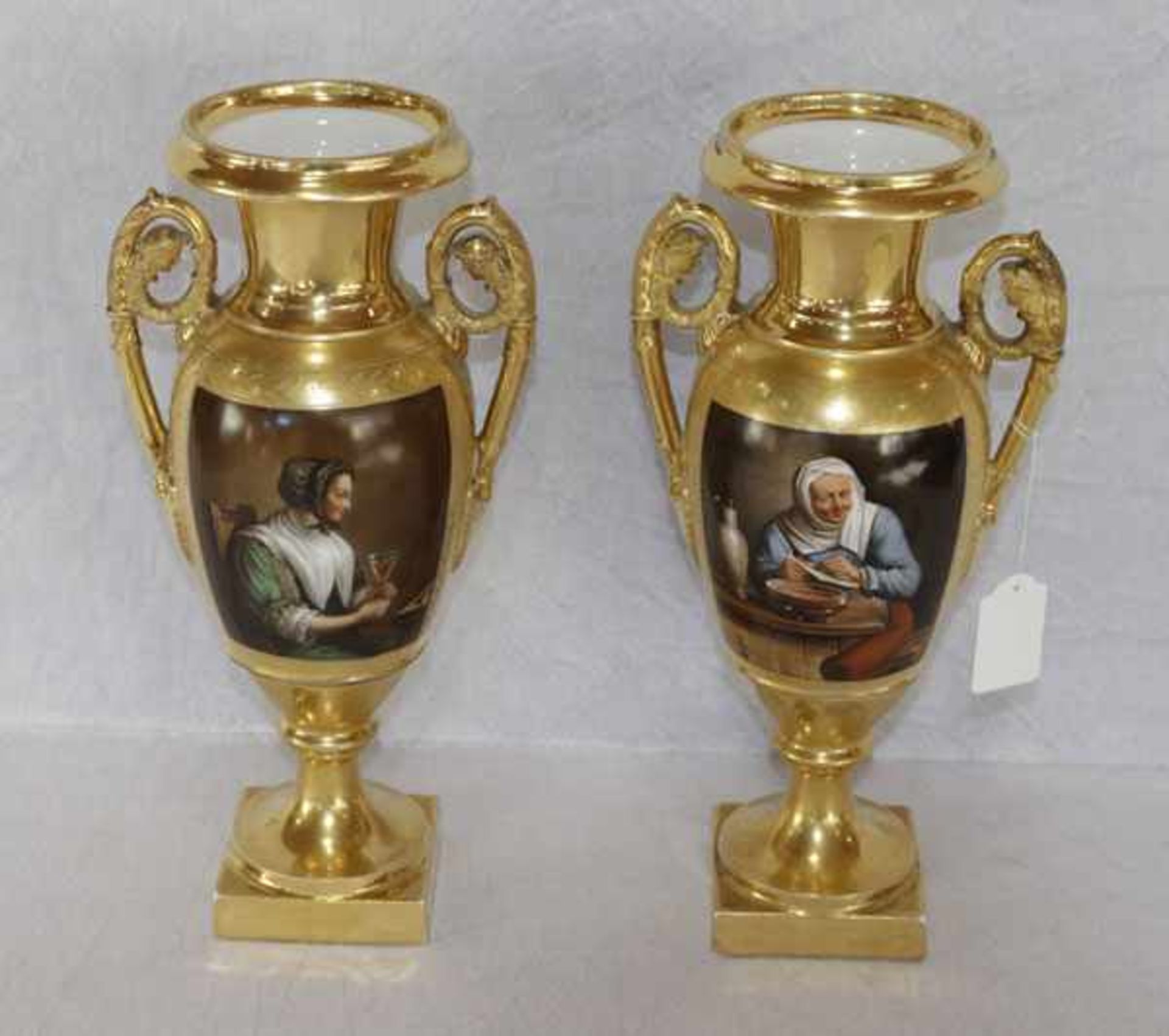 Paar dekorative französische Amphorenvasen, vergoldet mit radiertem Ornamentdekor, schauseitig mit