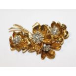 18 k Gelbgold (geprüft) Brosche in Blütenform mit in Weißgold gefaßten Diamanten, schöne Handarbeit,