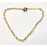 Perlenkette, ca. 7,3 mm, mit 14 k Weißgold Schließe, besetzt mit Perle und 8 Safiren, L 40 cm