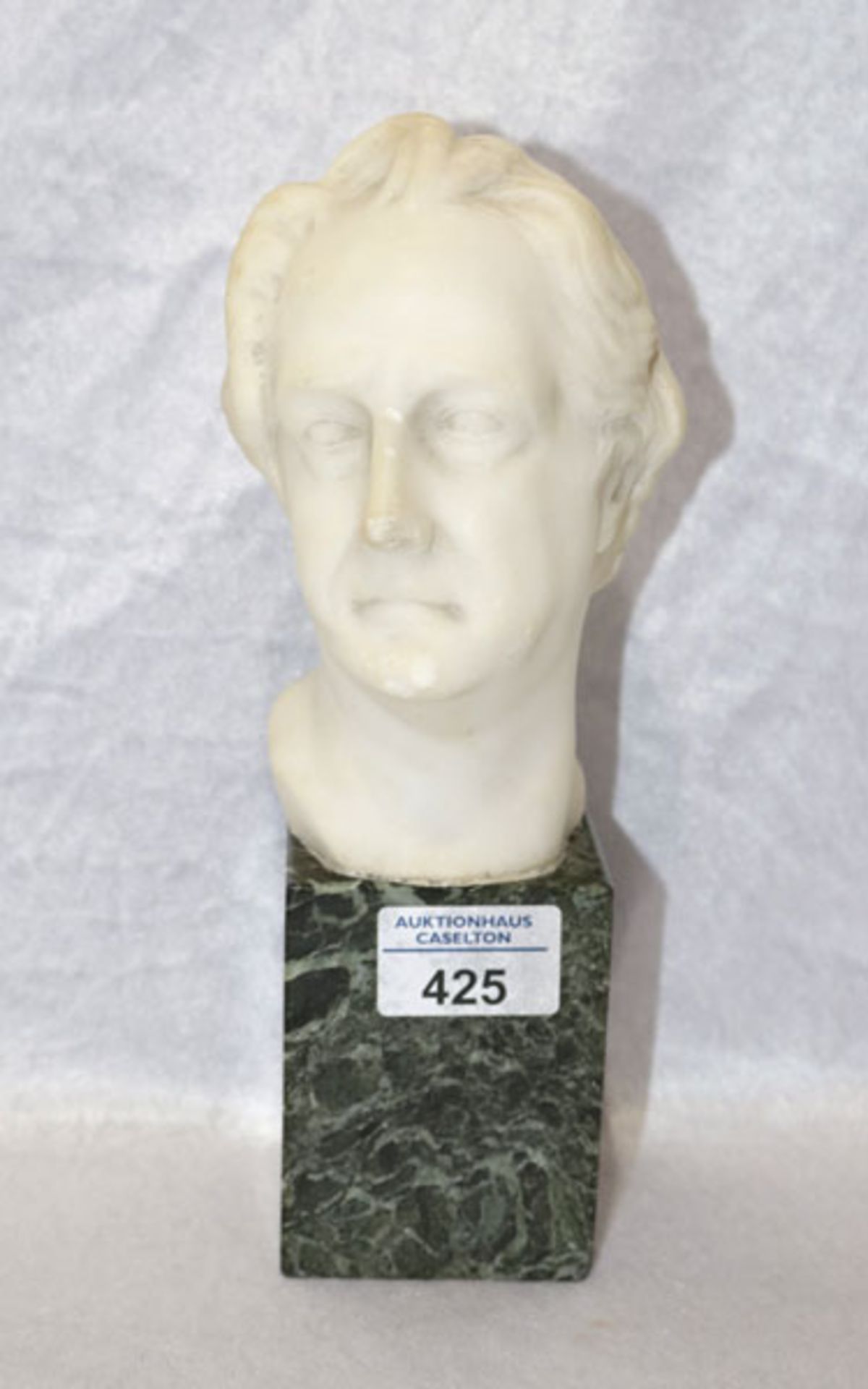 Alabaster Büste 'Johann Wolfgang von Goethe', auf grünlichem Marmorsockel, im Sockel bez. R & T, H