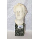 Alabaster Büste 'Johann Wolfgang von Goethe', auf grünlichem Marmorsockel, im Sockel bez. R & T, H