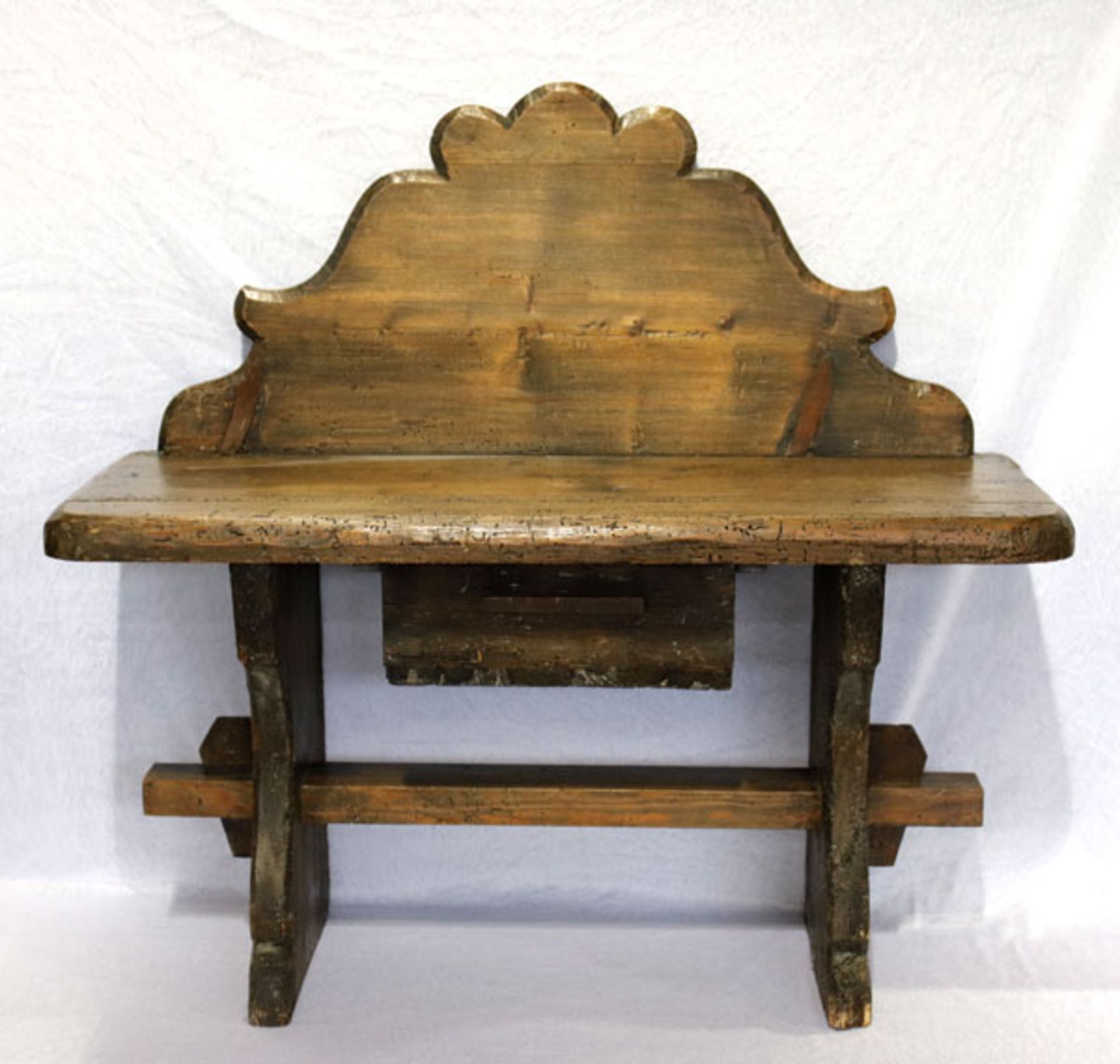 Rustikale Holzbank, Korpus mit einer Schublade, H 74 cm, B 77 cm, T 27 cm, altersbedingter