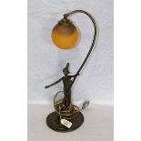 Bronze Tischlampe mit plastischer Frauendarstellung, gelbe Glaskugel, H 49 cm