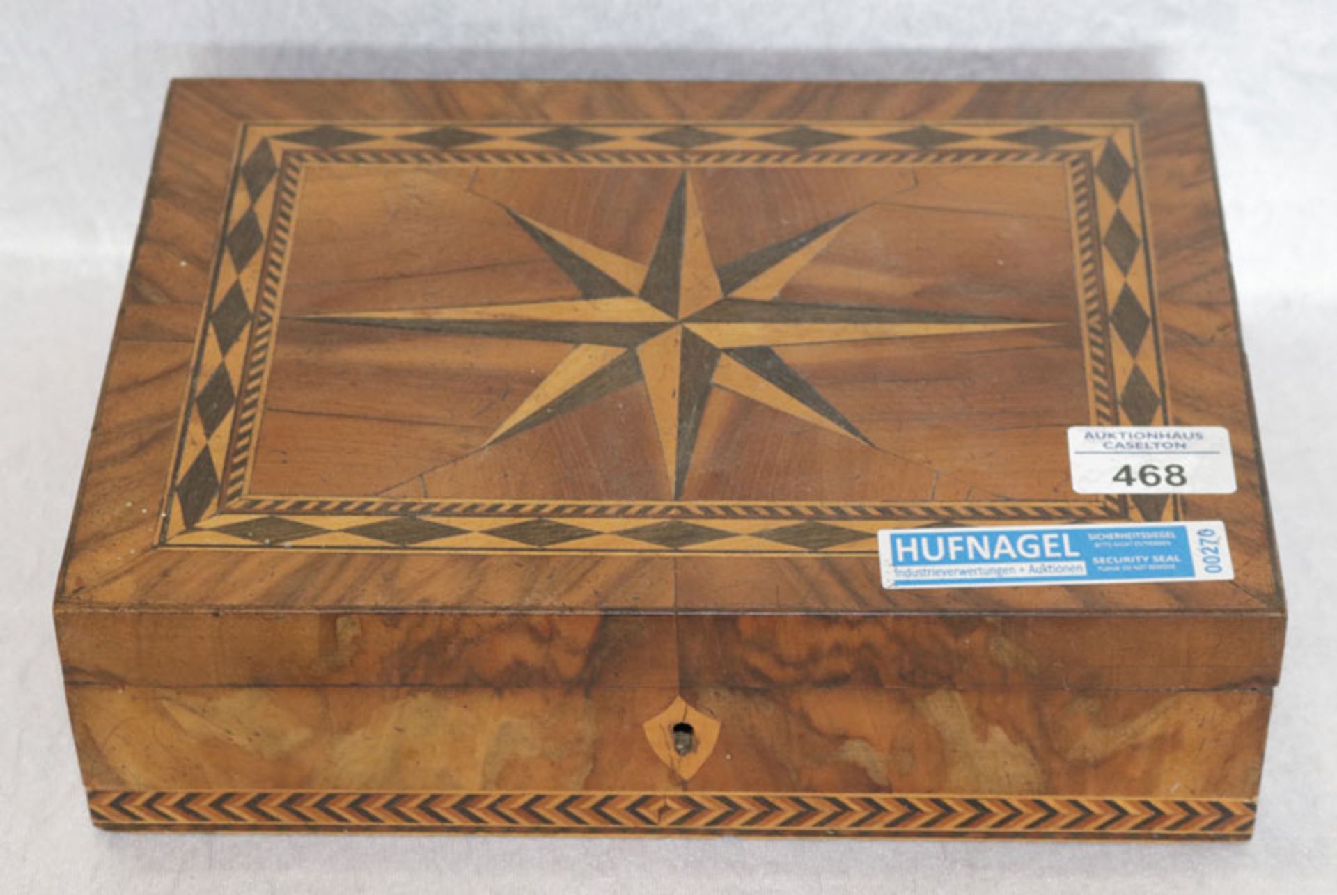 Holzschatulle mit Holzintarsien, am Boden datiert 1809 ?, Schloß fehlt, Deckel innen mit Aquarell '